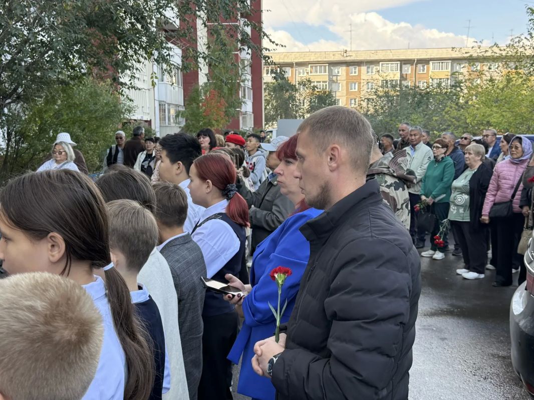 Заместитель Председателя Народного Хурала Бурятии Татьяна Мантатова приняла участие в торжественной церемонии открытия мемориальной доски выпускнику 32 школы г. Улан-Удэ, гвардии капитану Чингису Гендунову Заместитель Председателя Народного Хурала Бурятии Татьяна Мантатова приняла участие в торжественной церемонии открытия мемориальной доски выпускнику 32 школы г. Улан-Удэ, гвардии капитану Чингису Гендунову