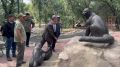 На «Мемориале Победы» устанавливают скульптуры снежных барсов