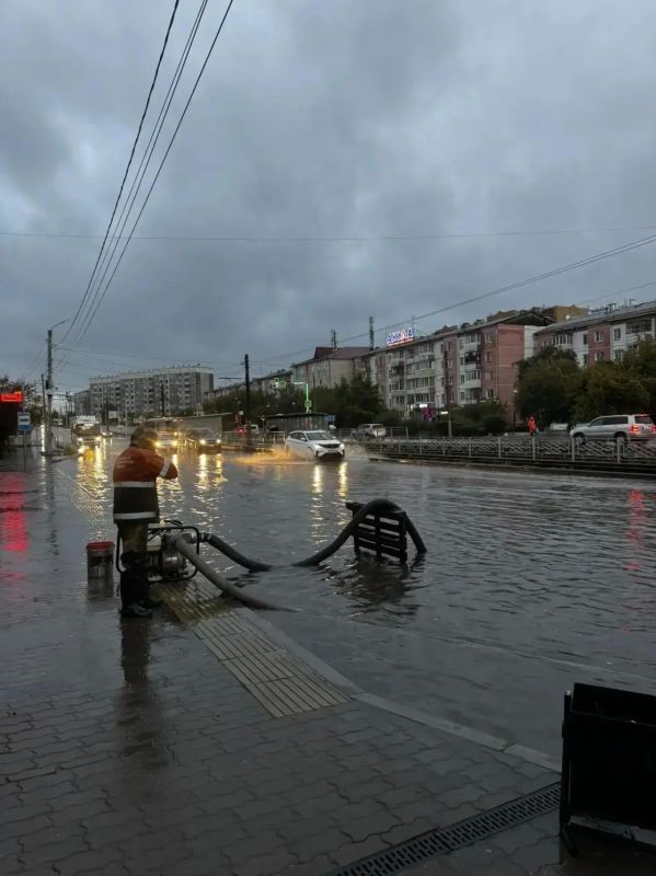 После дождя в во всех районах Улан-Удэ откачивают лужи После дождя в во всех районах Улан-Удэ откачивают лужи