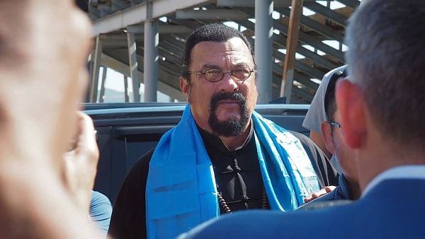 Стивен Сигал внезапно прилетел в Бурятию