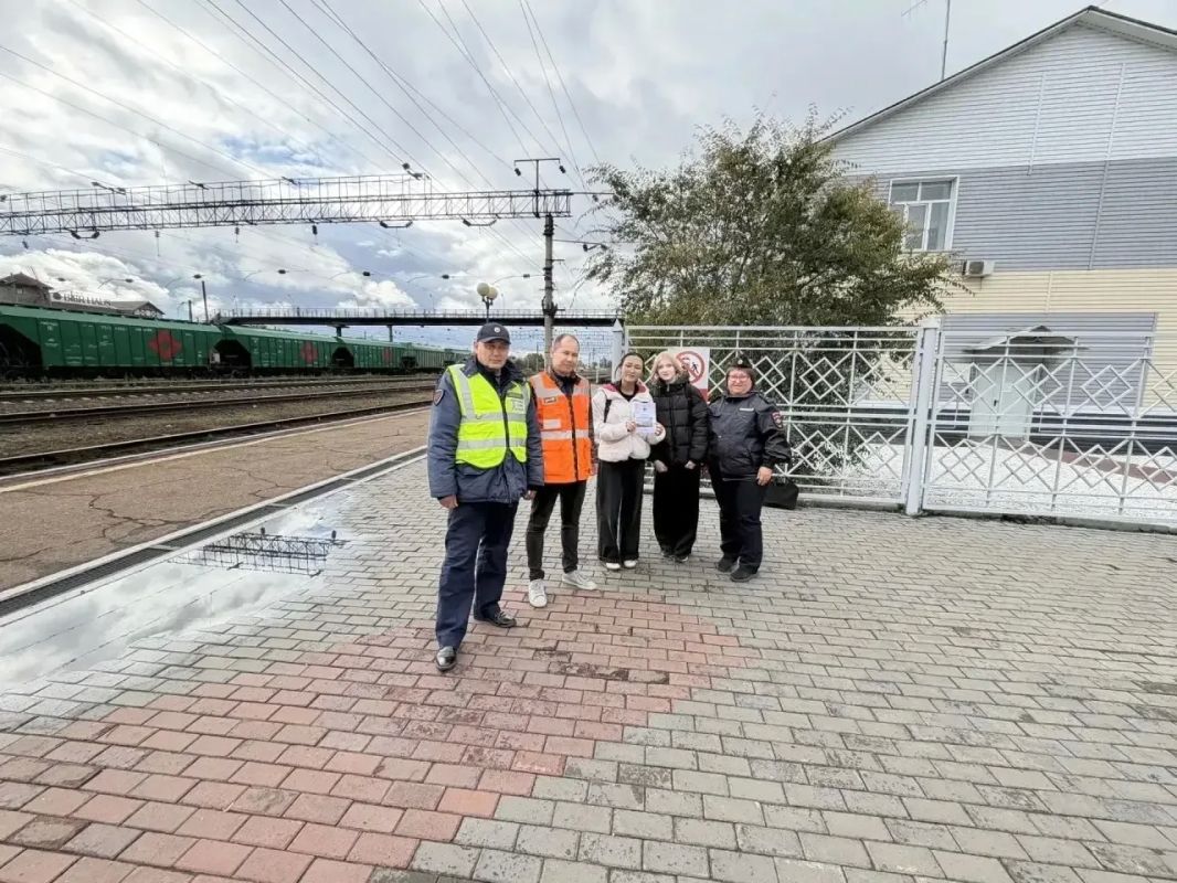 Безопасность на железной дороге: в Улан-Удэ прошли совместные рейды транспортной полиции и железнодорожников Безопасность на железной дороге: в Улан-Удэ прошли совместные рейды транспортной полиции и железнодорожников