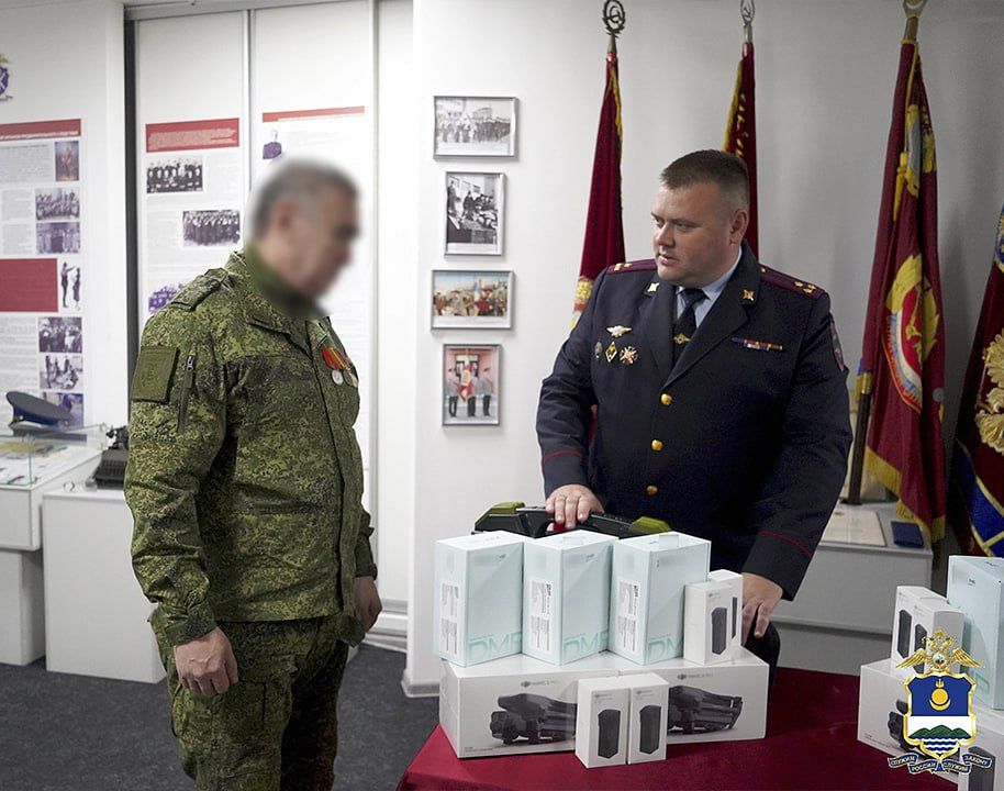 Полицейские Бурятии передали партию гуманитарной помощи военнослужащим, находящимся в зоне СВО Полицейские Бурятии передали партию гуманитарной помощи военнослужащим, находящимся в зоне СВО