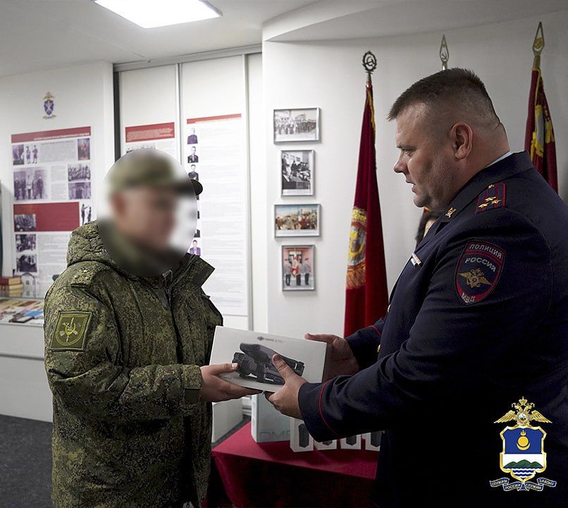 Полицейские Бурятии передали партию гуманитарной помощи военнослужащим, находящимся в зоне СВО Полицейские Бурятии передали партию гуманитарной помощи военнослужащим, находящимся в зоне СВО