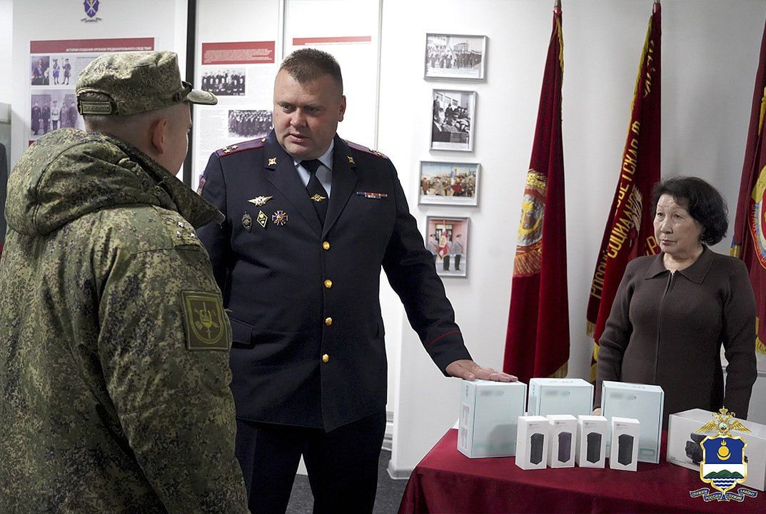 Полицейские Бурятии передали партию гуманитарной помощи военнослужащим, находящимся в зоне СВО Полицейские Бурятии передали партию гуманитарной помощи военнослужащим, находящимся в зоне СВО