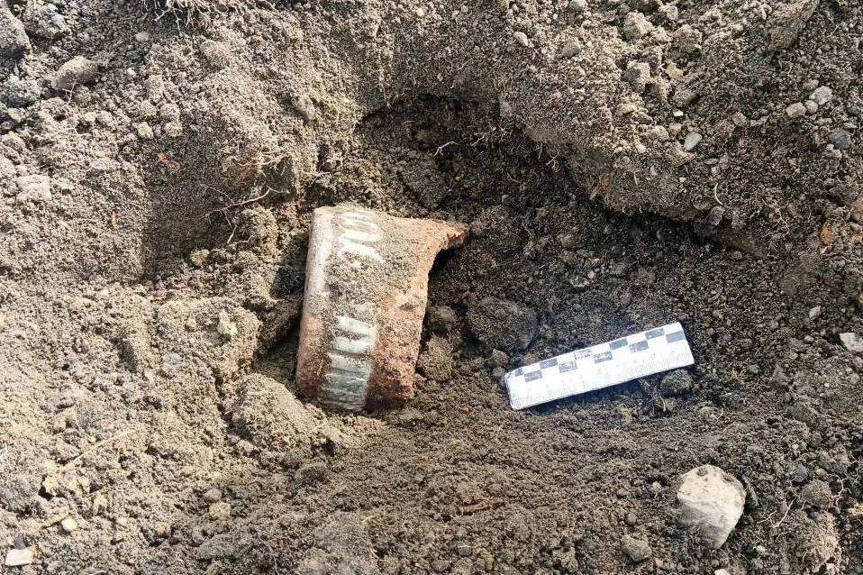 В Улан-Удэ на тропинке между домами нашли снаряд