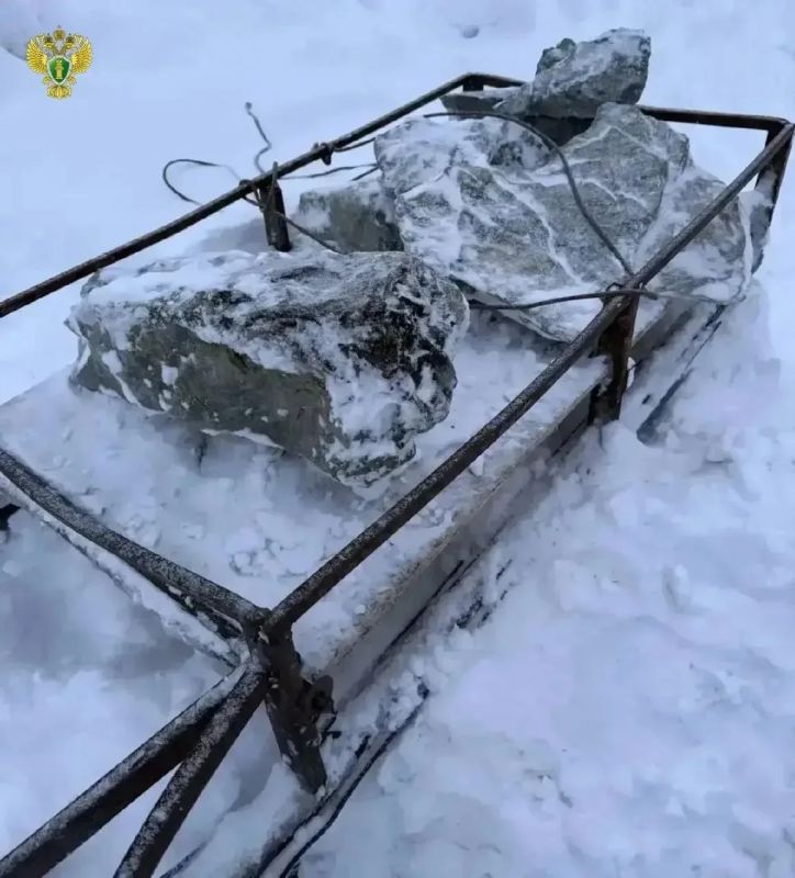 Прокуратура Бурятии утвердила уголовное дело о незаконной добыче и хранении нефрита стоимостью более 9 млн рублей Прокуратура Бурятии утвердила уголовное дело о незаконной добыче и хранении нефрита стоимостью более 9 млн рублей
