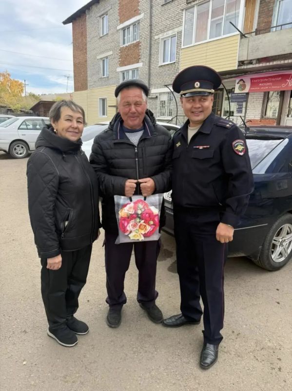 Полицейские Бурятии поздравили ветеранов органов внутренних дел с Международным днём пожилого человека Полицейские Бурятии поздравили ветеранов органов внутренних дел с Международным днём пожилого человека