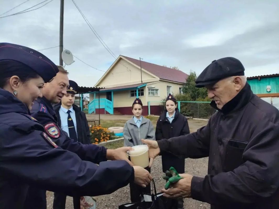 Полицейские Бурятии поздравили ветеранов органов внутренних дел с Международным днём пожилого человека Полицейские Бурятии поздравили ветеранов органов внутренних дел с Международным днём пожилого человека