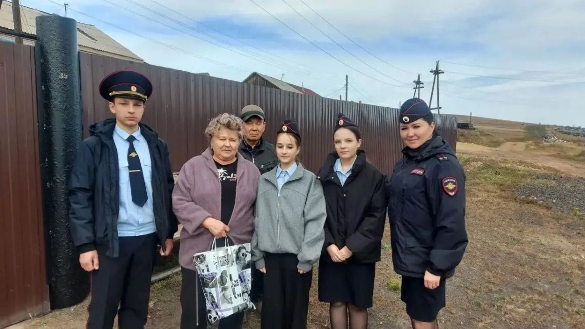 Полицейские Бурятии поздравили ветеранов органов внутренних дел с Международным днём пожилого человека Полицейские Бурятии поздравили ветеранов органов внутренних дел с Международным днём пожилого человека