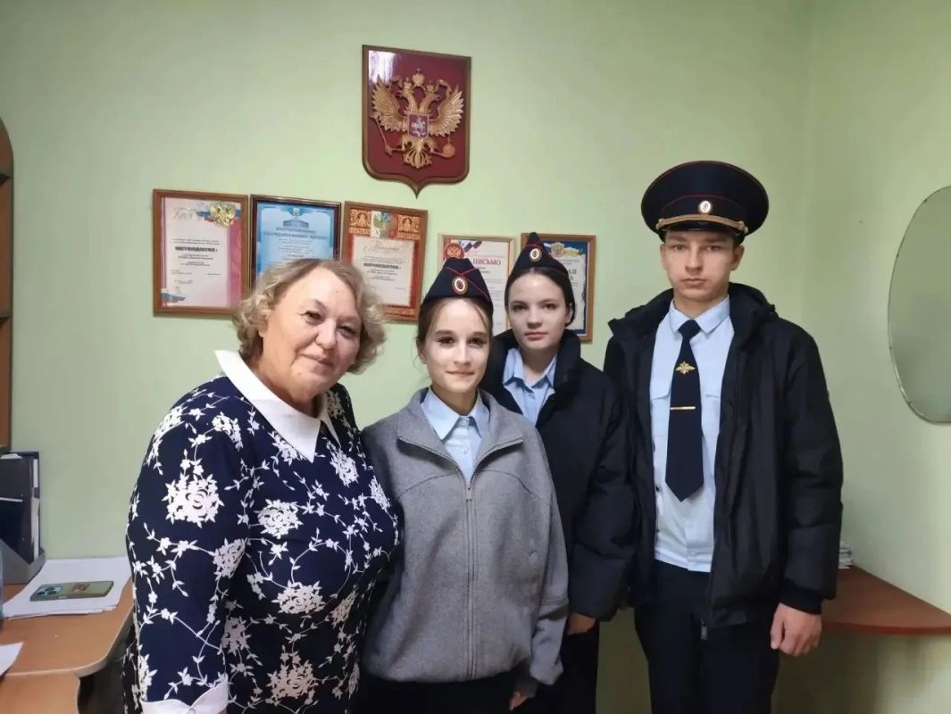 Полицейские Бурятии поздравили ветеранов органов внутренних дел с Международным днём пожилого человека Полицейские Бурятии поздравили ветеранов органов внутренних дел с Международным днём пожилого человека