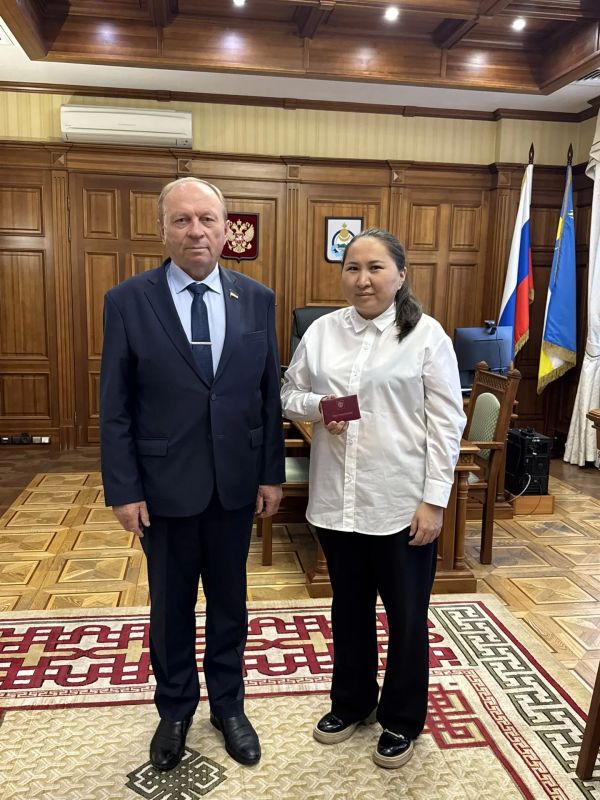 Председатель Народного Хурала Республики Бурятия Владимир Павлов вручил удостоверение мирового судьи судебного участка № 1 Заиграевского района Елене Жамсарановой