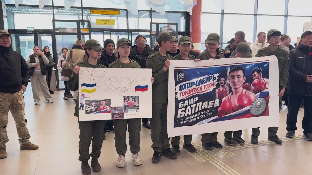 Баир Батлаев вернулся в Бурятию после чемпионата Европы по боксу с серебряной медалью