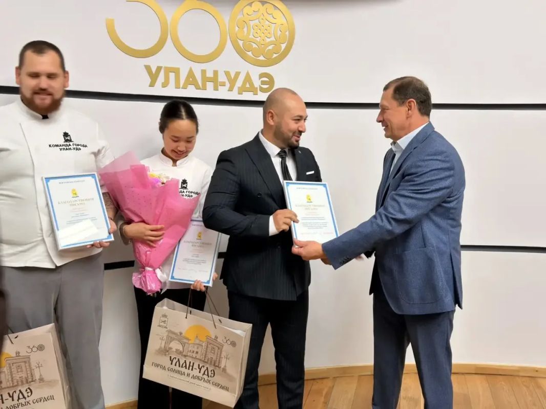 Мэр Улан-Удэ наградил победителей международного конкурса поваров «Кухня-на-Амуре-2026» Мэр Улан-Удэ наградил победителей международного конкурса поваров «Кухня-на-Амуре-2026»