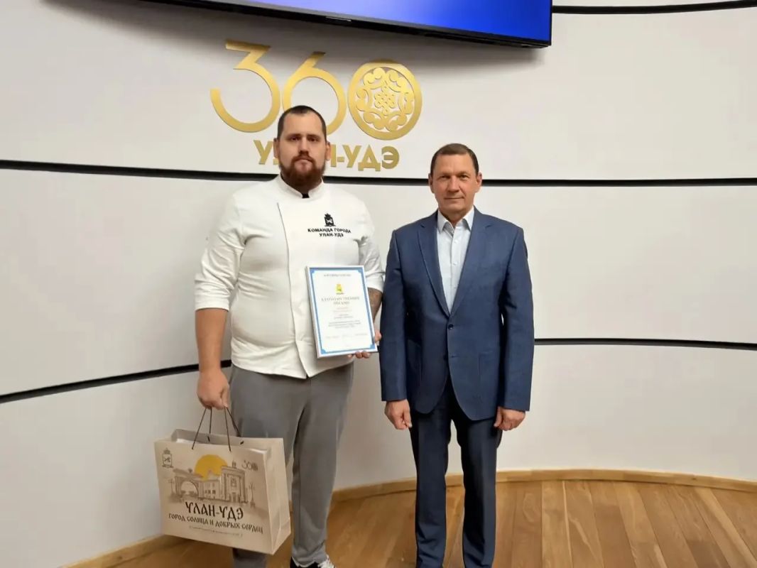 Мэр Улан-Удэ наградил победителей международного конкурса поваров «Кухня-на-Амуре-2026» Мэр Улан-Удэ наградил победителей международного конкурса поваров «Кухня-на-Амуре-2026»