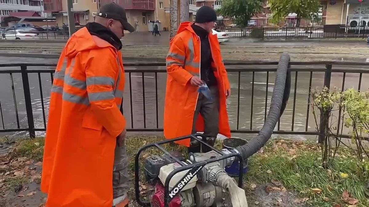 В Улан-Удэ откачивают воду с улиц