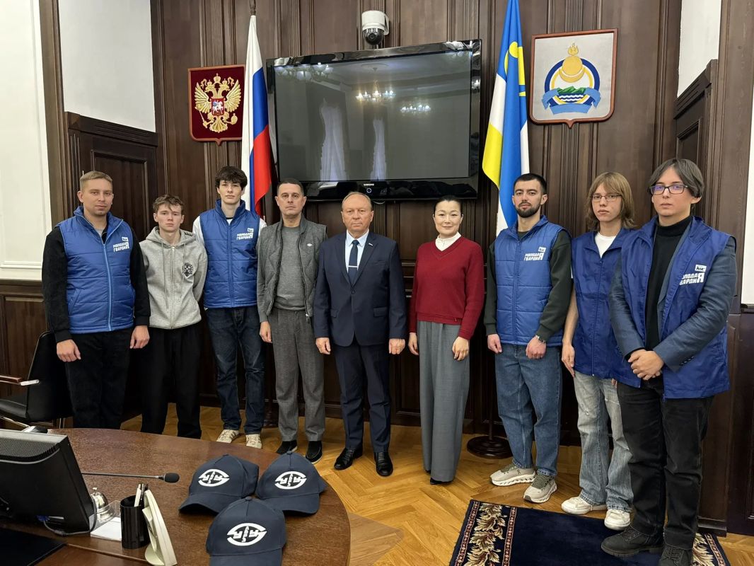 В малом зале республиканского парламента состоялась встреча Председателя Народного Хурала Владимира Павлова с активистами местного отделения «Молодой Гвардии Единой России» Улан-Удэнского локомотивовагоноремонтного завода –... В малом зале республиканского парламента состоялась встреча Председателя Народного Хурала Владимира Павлова с активистами местного отделения «Молодой Гвардии Единой России» Улан-Удэнского локомотивовагоноремонтного завода –...
