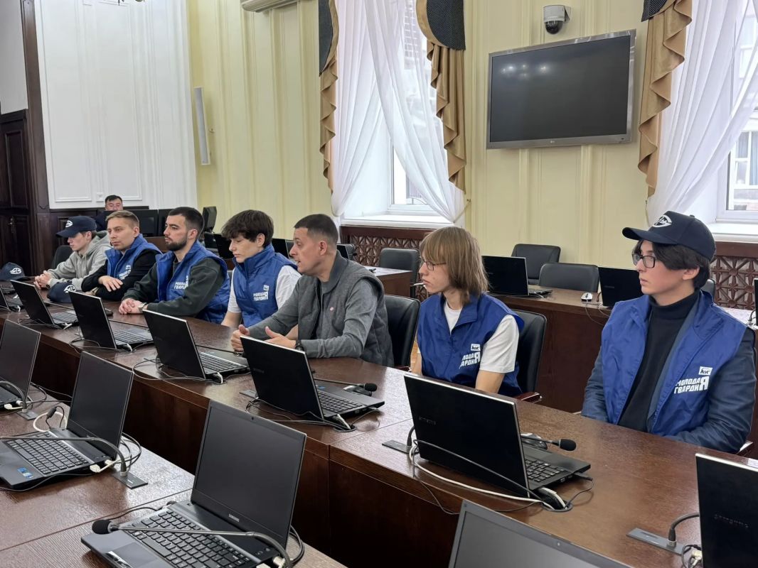 В малом зале республиканского парламента состоялась встреча Председателя Народного Хурала Владимира Павлова с активистами местного отделения «Молодой Гвардии Единой России» Улан-Удэнского локомотивовагоноремонтного завода –... В малом зале республиканского парламента состоялась встреча Председателя Народного Хурала Владимира Павлова с активистами местного отделения «Молодой Гвардии Единой России» Улан-Удэнского локомотивовагоноремонтного завода –...