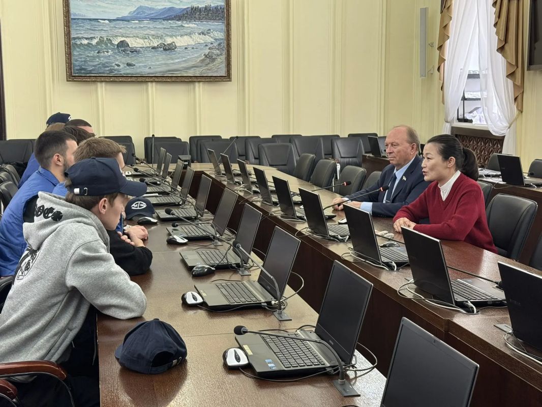 В малом зале республиканского парламента состоялась встреча Председателя Народного Хурала Владимира Павлова с активистами местного отделения «Молодой Гвардии Единой России» Улан-Удэнского локомотивовагоноремонтного завода –...