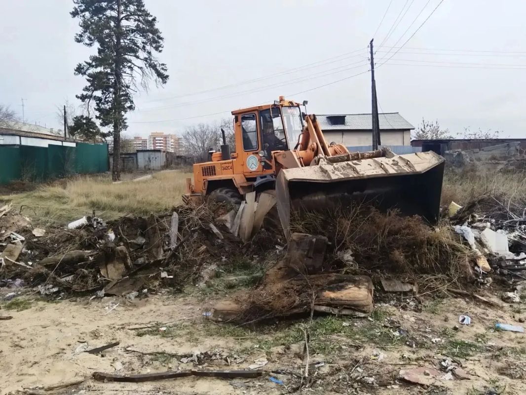 Свыше 200 тонн мусора вывезли с несанкционированной свалки на ул. Жердева Свыше 200 тонн мусора вывезли с несанкционированной свалки на ул. Жердева