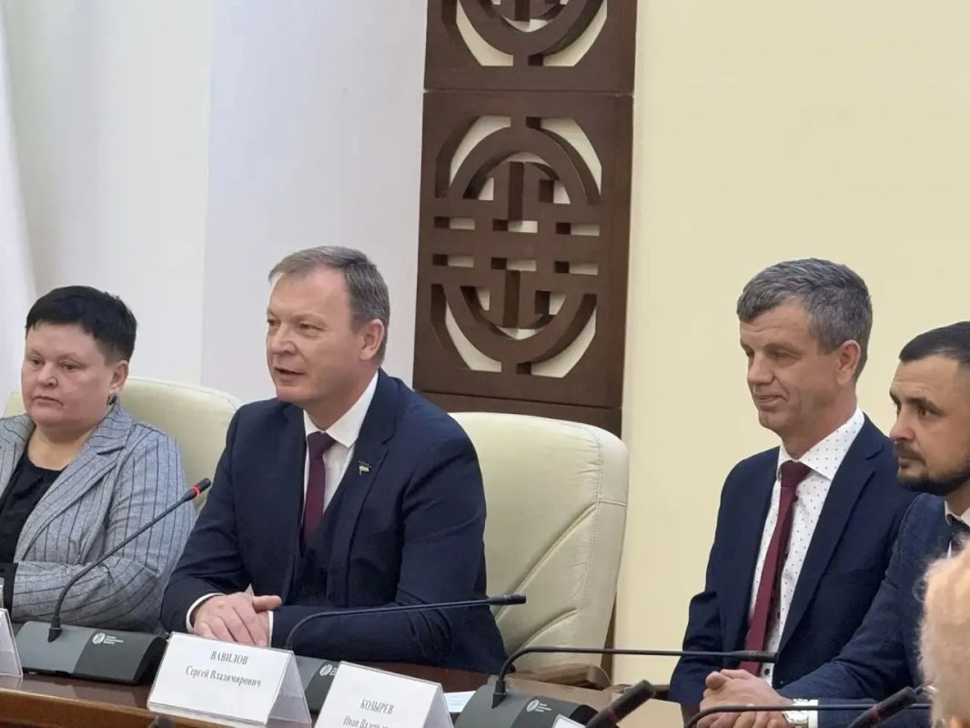 В преддверии Дня отца председатель социального комитета Народного Хурала Игорь Марковец от парламента Бурятии наградил победителей республиканского конкурса «Отцовство — долг и дар» В преддверии Дня отца председатель социального комитета Народного Хурала Игорь Марковец от парламента Бурятии наградил победителей республиканского конкурса «Отцовство — долг и дар»