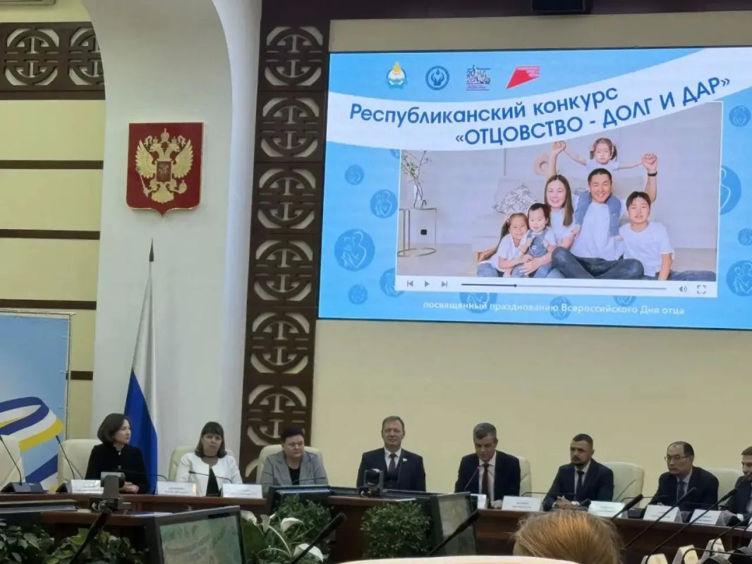 В преддверии Дня отца председатель социального комитета Народного Хурала Игорь Марковец от парламента Бурятии наградил победителей республиканского конкурса «Отцовство — долг и дар» В преддверии Дня отца председатель социального комитета Народного Хурала Игорь Марковец от парламента Бурятии наградил победителей республиканского конкурса «Отцовство — долг и дар»