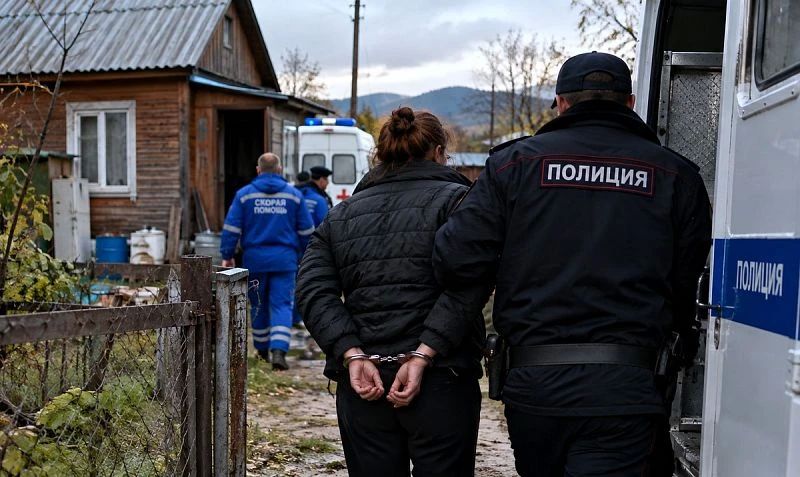 Раненый мужчина выбежал из дома, спасаясь от знакомой с ножом в Улан-Удэ