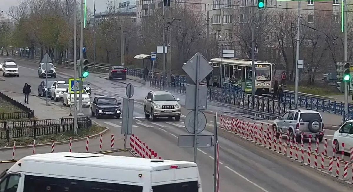 На Комсомольской площади вода вышла на проезжую часть