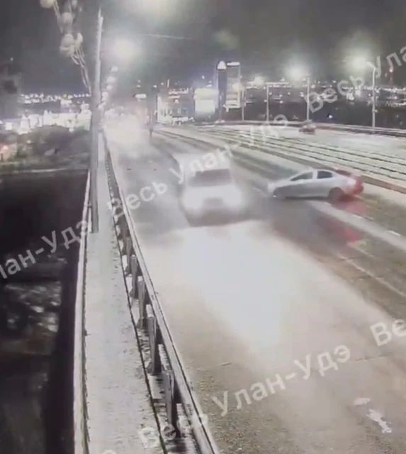 Цепная авария с двумя пострадавшими произошла на Удинском мосту в столице Бурятии