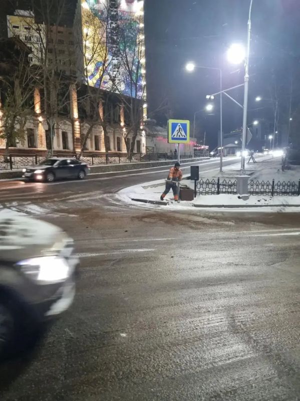 Когда техника в пробках: на помощь приходят дворники Когда пескоразбрасывающие машины стоят в заторах, за дело берутся те, кто всегда рядом Когда техника в пробках: на помощь приходят дворники Когда пескоразбрасывающие машины стоят в заторах, за дело берутся те, кто всегда рядом
