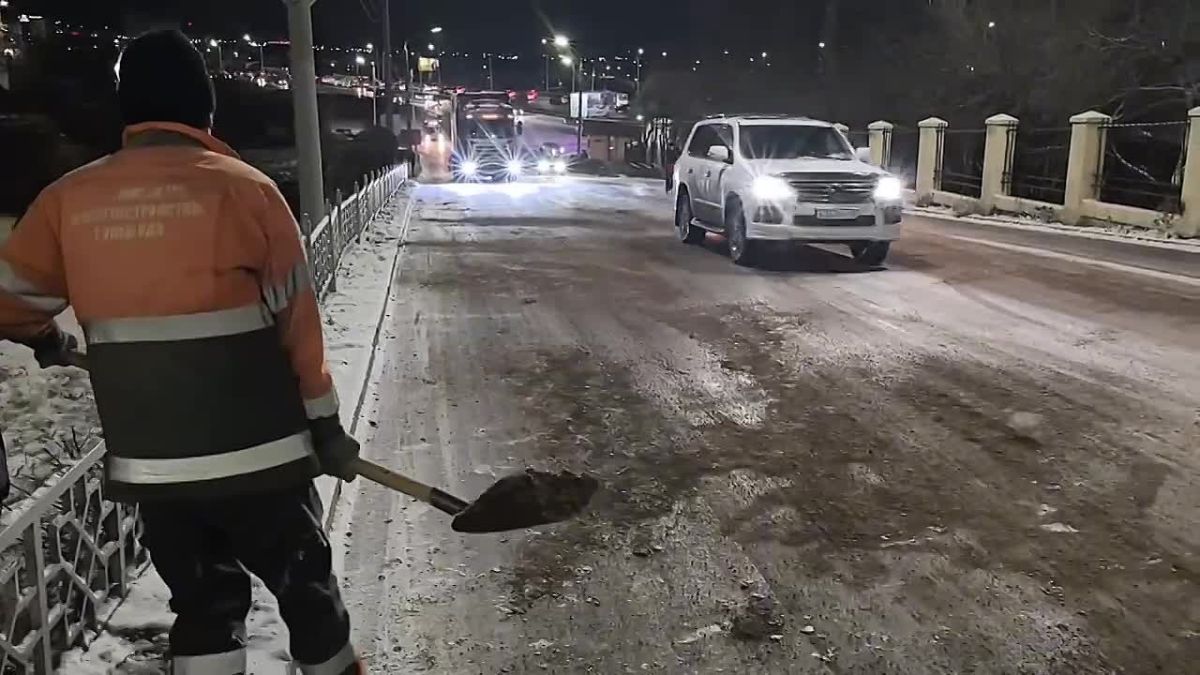Когда техника в пробках: на помощь приходят дворники Когда пескоразбрасывающие машины стоят в заторах, за дело берутся те, кто всегда рядом