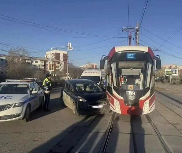 В Улан-Удэ пассажирке трамвая после ДТП потребовалась помощь медиков
