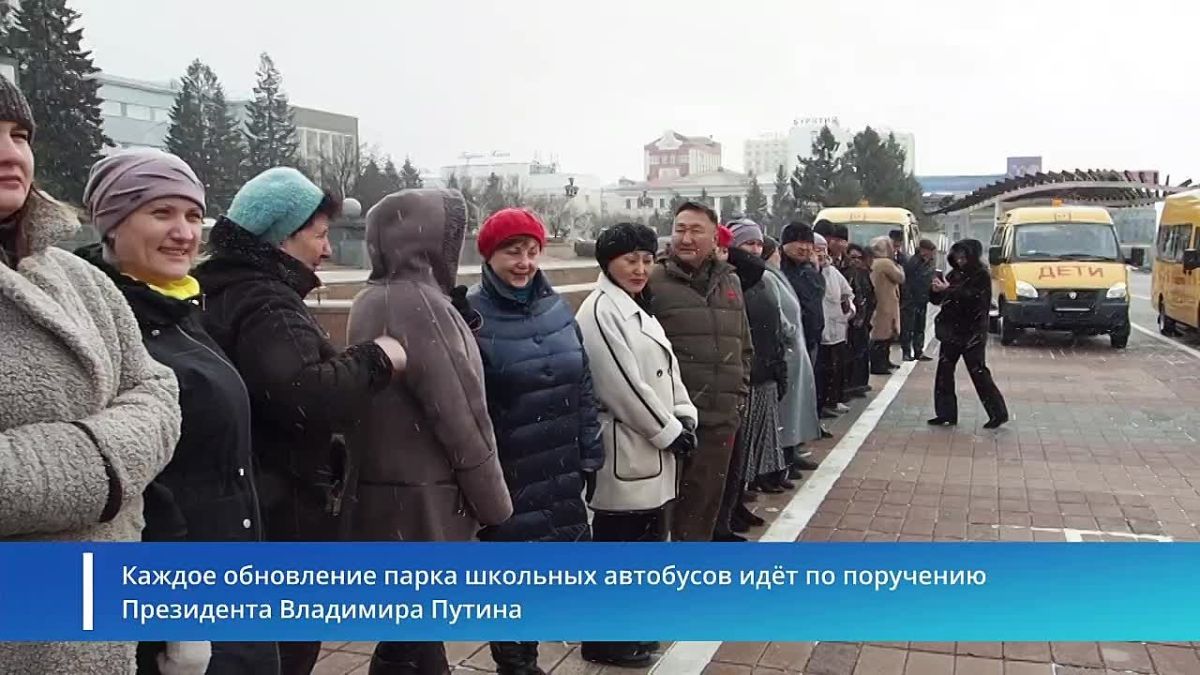 В Бурятии вручили ключи от новых школьных автобусов
