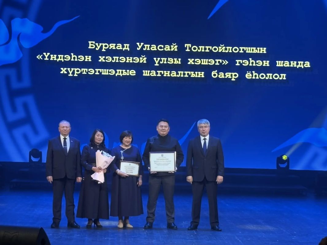 Сегодня в театре бурятской драмы состоялось торжественное собрание общественности, на котором первые лица республики поздравили жителей Бурятии с традиционным праздником «День бурятского языка» Сегодня в театре бурятской драмы состоялось торжественное собрание общественности, на котором первые лица республики поздравили жителей Бурятии с традиционным праздником «День бурятского языка»