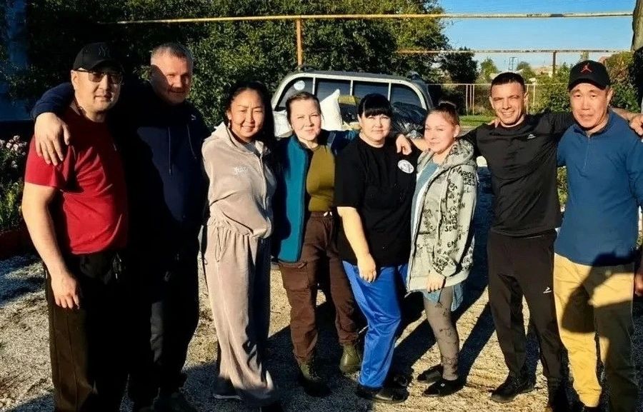 Настоятель дацана из Бурятии приехал к бойцам в зону СВО Настоятель дацана из Бурятии приехал к бойцам в зону СВО