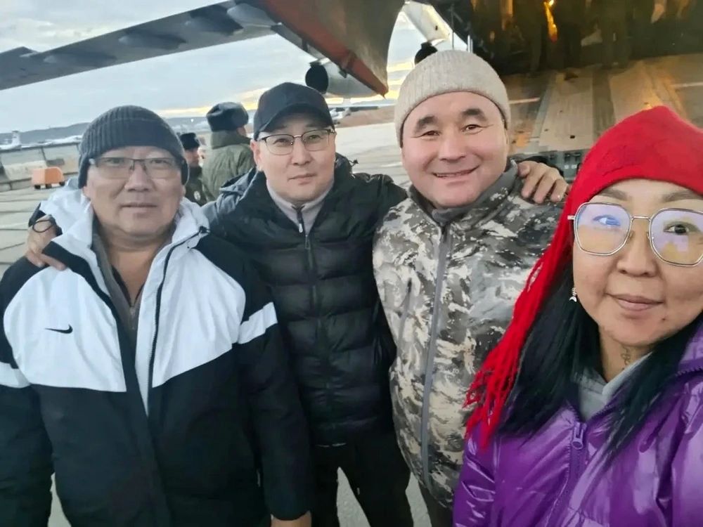 Настоятель дацана из Бурятии приехал к бойцам в зону СВО Настоятель дацана из Бурятии приехал к бойцам в зону СВО