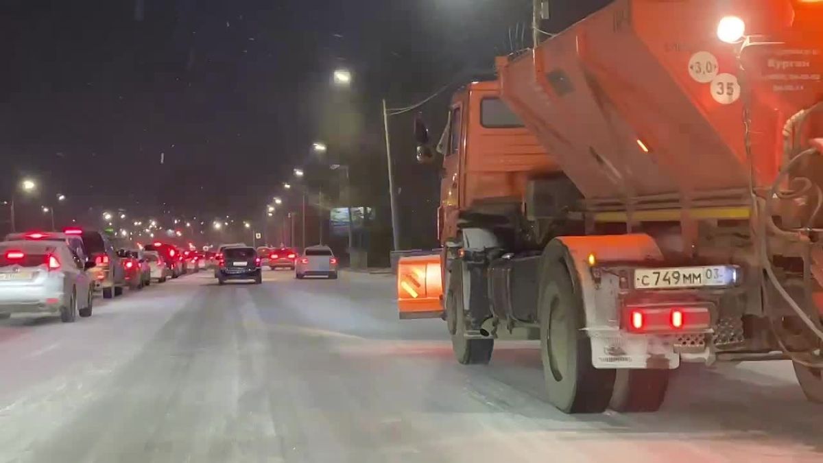 На помощь городским коммунальщикам пришли сотрудники ГАИ