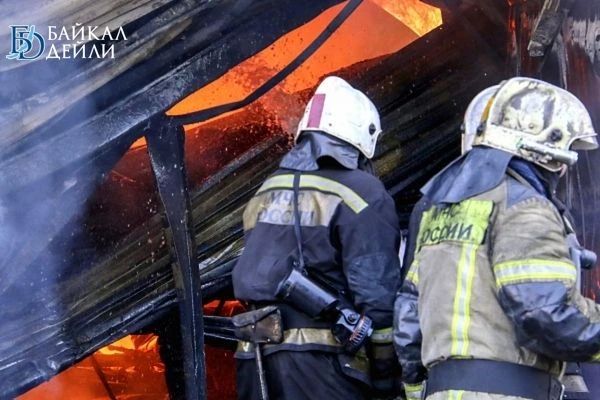Житель Бурятии пострадал на пожаре, пытаясь потушить дом