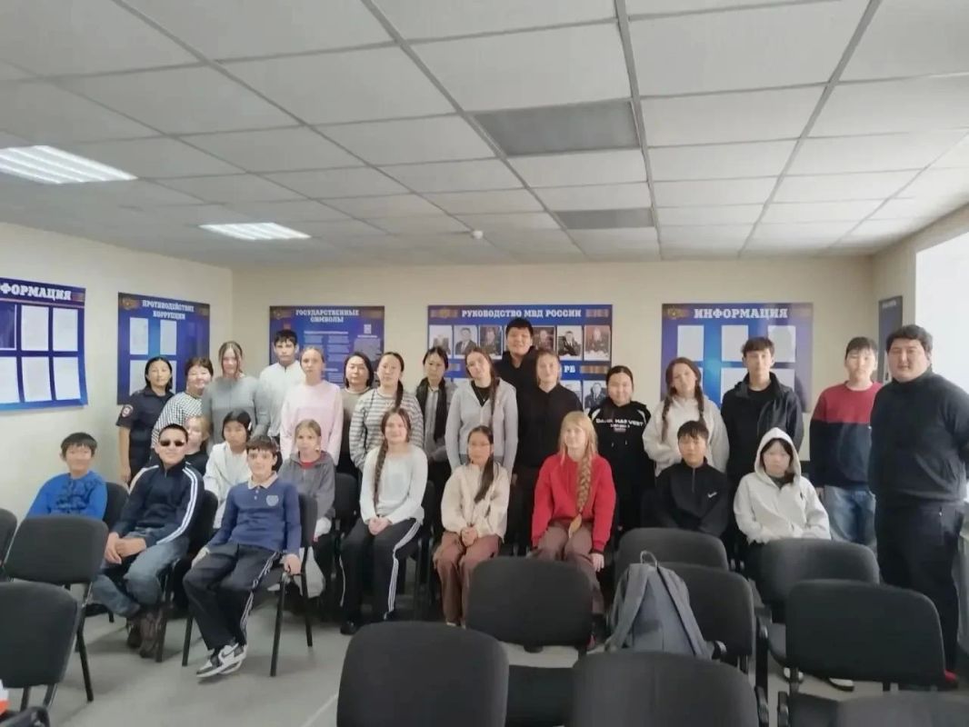 В Курумканском районе сотрудники полиции и общественник провели урок профориентации и финансовой грамотности для школьников В Курумканском районе сотрудники полиции и общественник провели урок профориентации и финансовой грамотности для школьников