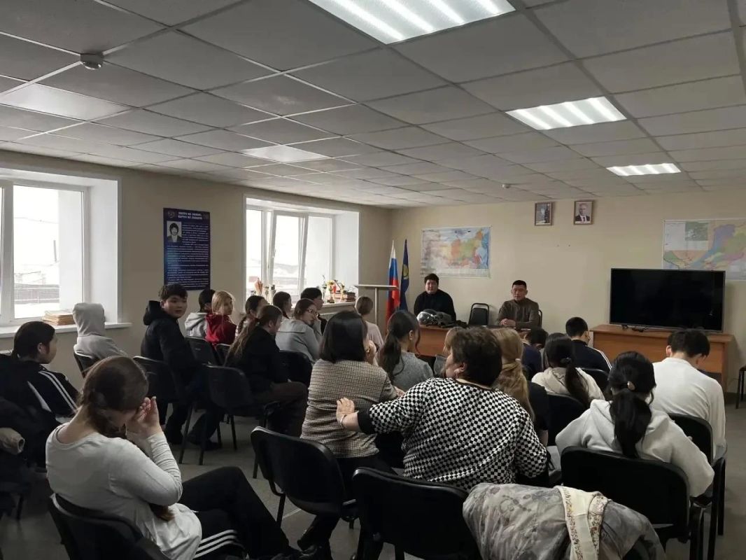 В Курумканском районе сотрудники полиции и общественник провели урок профориентации и финансовой грамотности для школьников