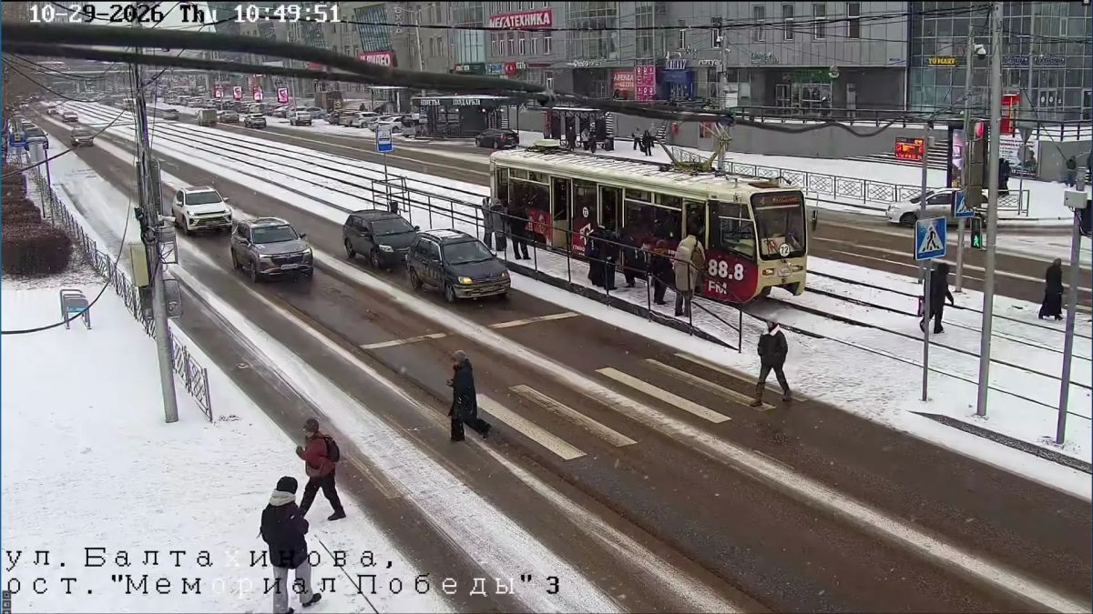 Снег не прекращается. Посыпаем сложные участки - перекрестки, участки дорог перед светофорами, подъемы, спуски, крутые повороты Снег не прекращается. Посыпаем сложные участки - перекрестки, участки дорог перед светофорами, подъемы, спуски, крутые повороты