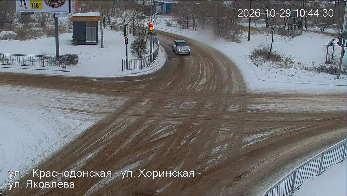 Снег не прекращается. Посыпаем сложные участки - перекрестки, участки дорог перед светофорами, подъемы, спуски, крутые повороты Снег не прекращается. Посыпаем сложные участки - перекрестки, участки дорог перед светофорами, подъемы, спуски, крутые повороты
