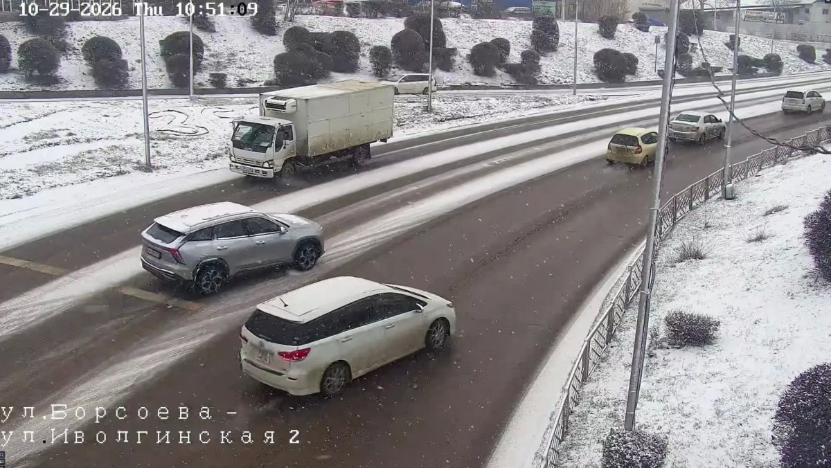 Снег не прекращается. Посыпаем сложные участки - перекрестки, участки дорог перед светофорами, подъемы, спуски, крутые повороты Снег не прекращается. Посыпаем сложные участки - перекрестки, участки дорог перед светофорами, подъемы, спуски, крутые повороты