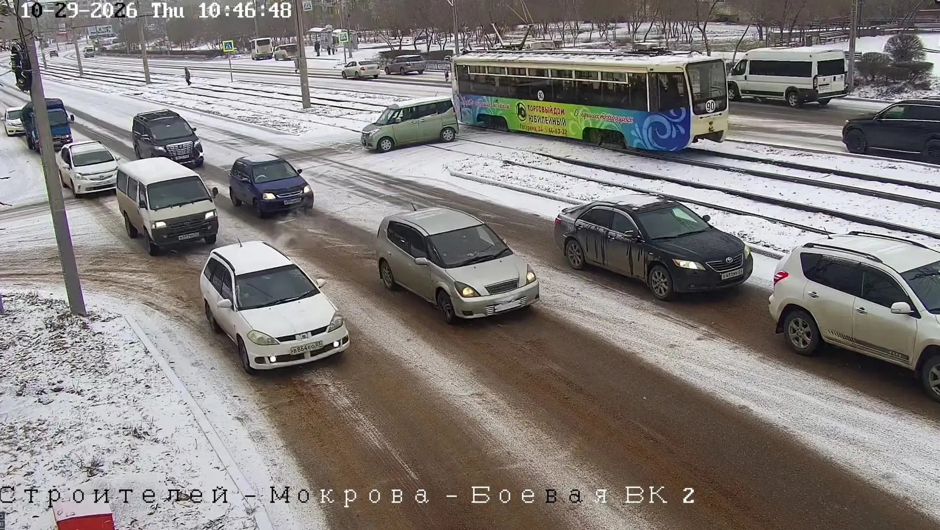 Снег не прекращается. Посыпаем сложные участки - перекрестки, участки дорог перед светофорами, подъемы, спуски, крутые повороты