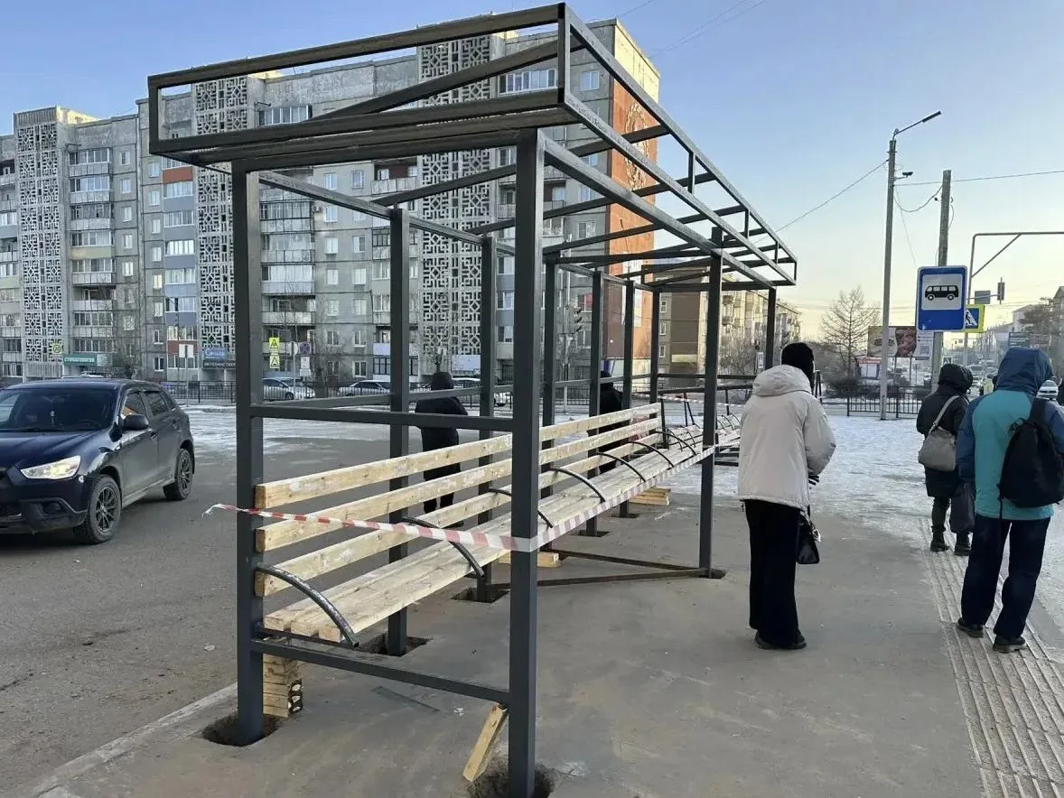 На улицах Шумяцкого и Жердева устанавливают новые остановочные павильоны