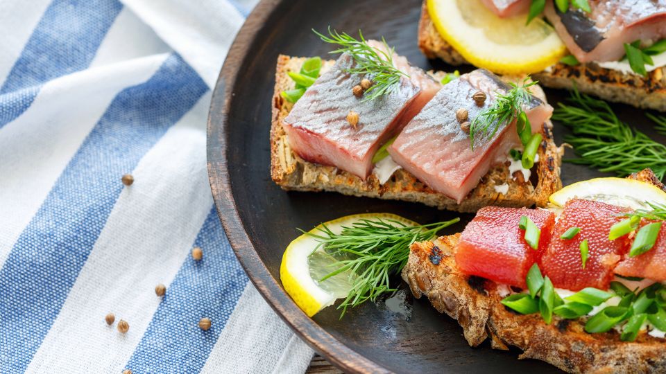 Подать на стол будет не стыдно: в ресторанах селедку потрошат только этим способом