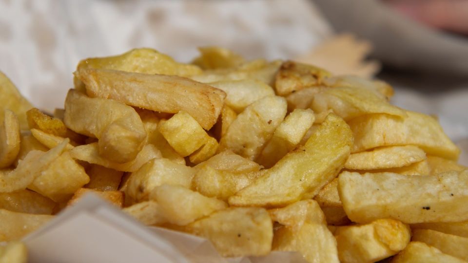 Не томите картошку с мясом: в горшочке с этими продуктами она получается нежнее