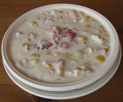 Чаудер с рыбой и кукурузой