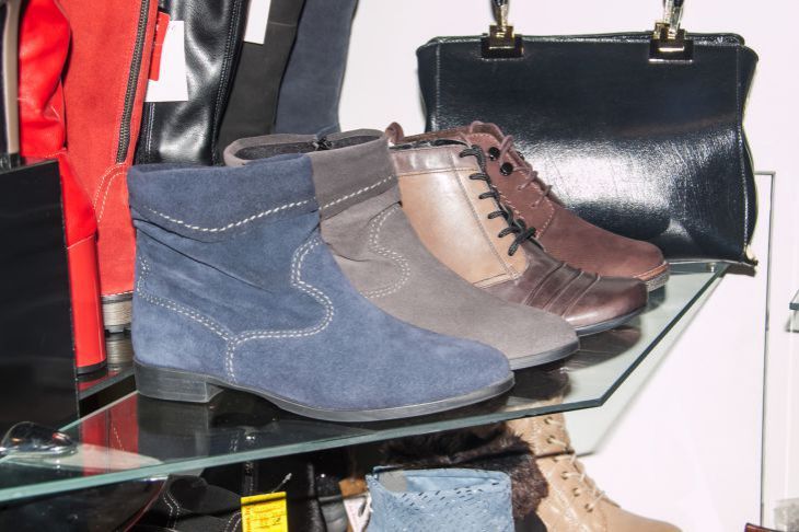 Как убрать пятна от соли с замшевой обуви: 3 эффективных средства – справятся со стойкими разводами