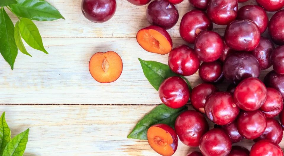 Необычная закуска сезона: молодая алыча с солью