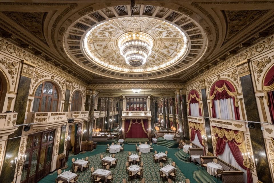 Тишина и роскошь у окна XIX века: история ресторана Яръ глазами современного зодчего